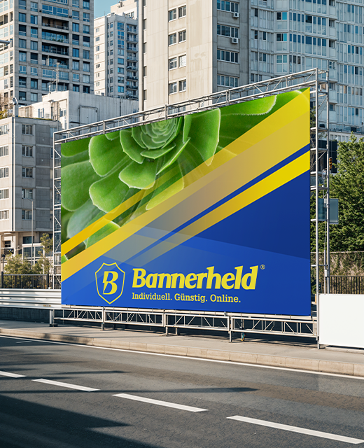 Mesh Banner an einem Ger&uuml;st an der Stra&szlig;e