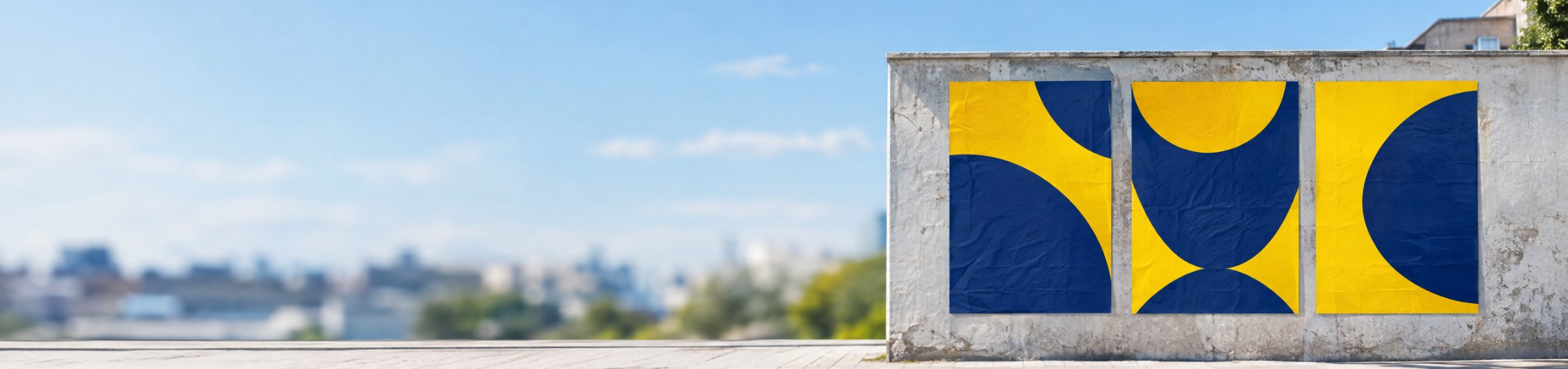 Gelb-blaue Plakate an einer Wand in der Stadt