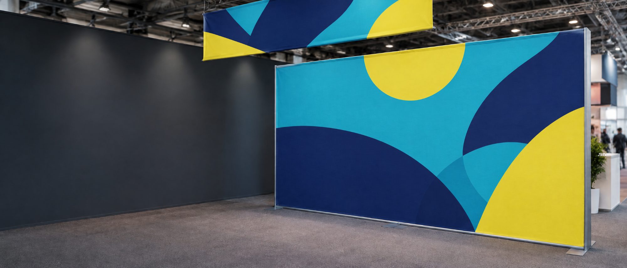 Messestand mit Stoffrückwand im Spannrahmen