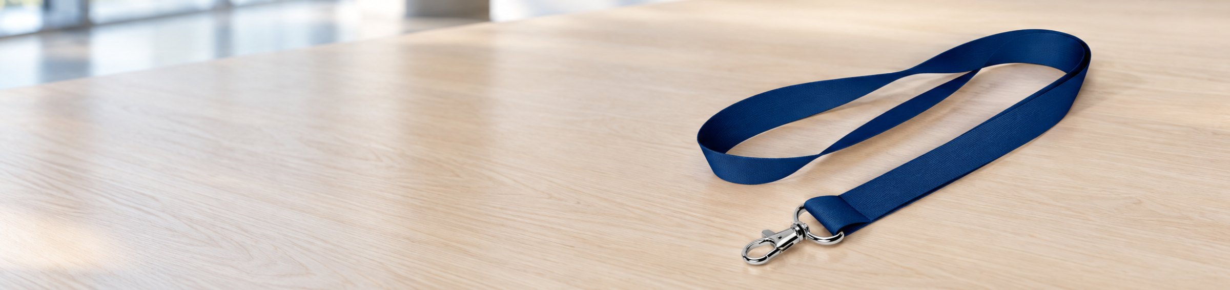 Navyblaues Lanyard auf einem Tisch