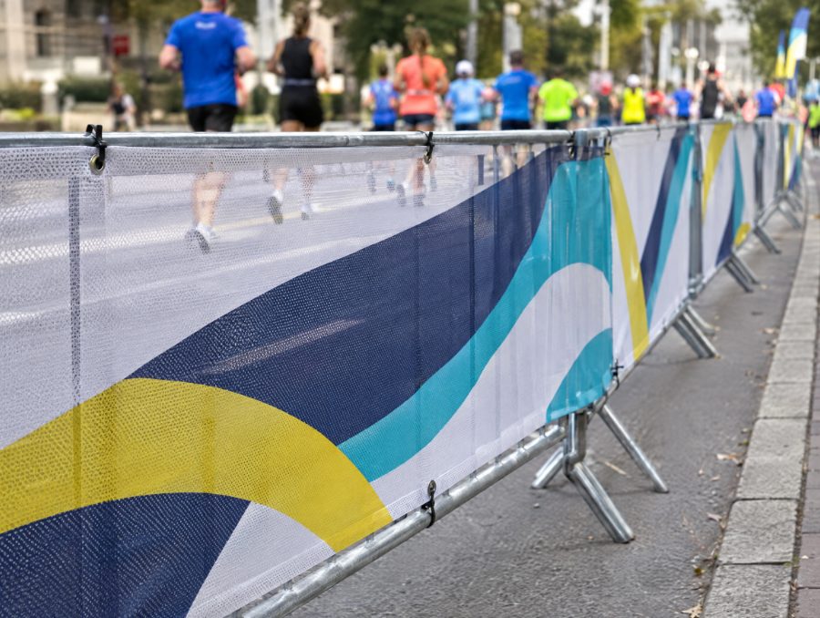 Absperrgitter mit Mesh-Planen bei einer Laufveranstaltung