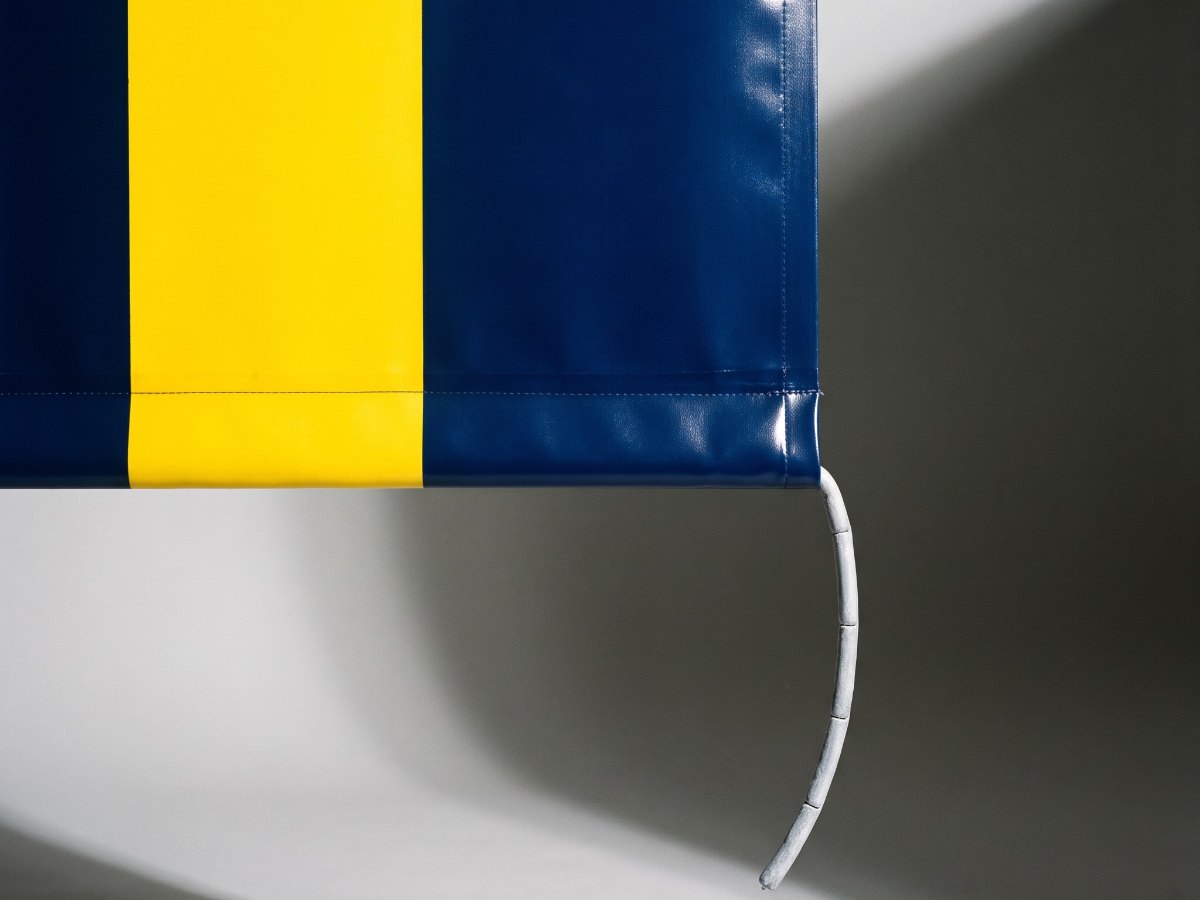 Hängendes Banner mit Bleiband im unteren Saum